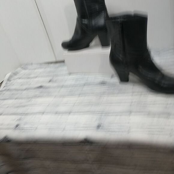 Clarks Woman's SZ 10M Biker Black Leather Zip Up Buckle Block Heel AnkleBoot - Picture 3 of 10